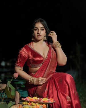 Malavika Menon Instagram - Diwali nalvaazhthukkal🥰🎇🪔♥️
#happydiwali

Mua:@sreegeshvasan_makeupartist
Dop : @vineeth_sivadas_ 
Styling :@imjoboyaugustine 
Costume:@mloft_by_joeljacobmathew
Jewellery:@parakkat_jewels
Edit & colour :@tony_thomas_editor @ksvigil 
Location @anandacherai @whytehouseholidays