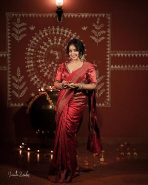 Malavika Menon Instagram - Diwali nalvaazhthukkal🥰🎇🪔♥️
#happydiwali

Mua:@sreegeshvasan_makeupartist
Dop : @vineeth_sivadas_ 
Styling :@imjoboyaugustine 
Costume:@mloft_by_joeljacobmathew
Jewellery:@parakkat_jewels
Edit & colour :@tony_thomas_editor @ksvigil 
Location @anandacherai @whytehouseholidays