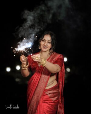 Malavika Menon Instagram - Diwali nalvaazhthukkal🥰🎇🪔♥️
#happydiwali

Mua:@sreegeshvasan_makeupartist
Dop : @vineeth_sivadas_ 
Styling :@imjoboyaugustine 
Costume:@mloft_by_joeljacobmathew
Jewellery:@parakkat_jewels
Edit & colour :@tony_thomas_editor @ksvigil 
Location @anandacherai @whytehouseholidays