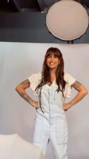 Malena Ratner Instagram - Shooting de MAMMA MÍA! 

🏝️ Como pueden ver Mamma mía es una fiesta! Y estamos con muchas ganas de que conozcan a nuestro elenco! 

🏝️ Contando los días 📆
🏝️ Estreno 18/12
📍 TEATRO LUXOR, Villa Carlos paz.

Ya están a la venta las entradas en 
Autoentrada 🎟️