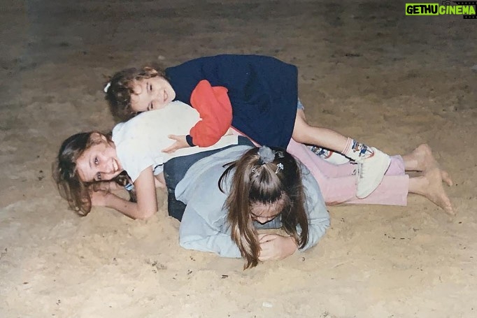 Malena Ratner Instagram - Miramos el mundo una sola vez, en la infancia. El resto es memoria. Louise Glück