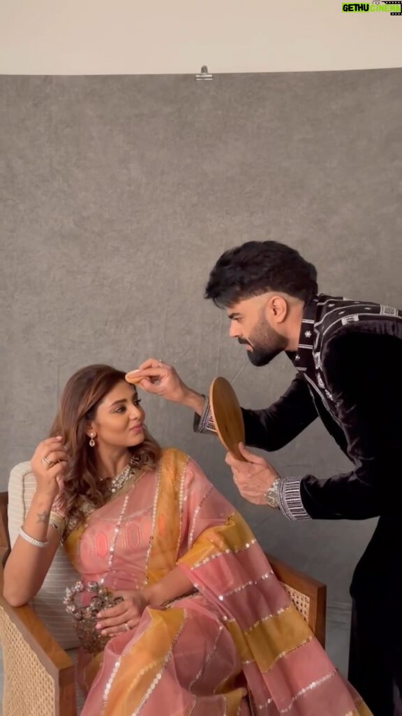 Maniesh Paul Instagram - The best way to make up(for not being there for important occasions )is to do her make up… @sanyuktap ♥️🧿 #mp #life #home #sort #happy #gratitude #makedada #makeupman #happywifehappylife