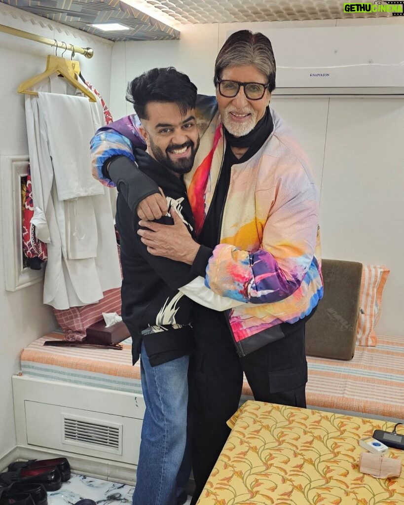 Maniesh Paul Instagram - My love and affection for him is universally known, he is one of the main reasons I am where I am today. For years now a ritual that I have been following is that my Diwali festivities always start with the love and blessings of the one and only one @amitabhbachchan sir Every moment spent with him is always memorable. My Diwali begins .. Happy Diwali #mp #fanboy #sir #bachchan #diwali #gratitude #blessings Much Love to you Sir!