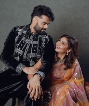 Maniesh Paul Instagram - Happy Diwali🪔♥️
Wearing @bharat_reshma 
Pic @montypanesarphotography 
#mp #diwali #home #blessed #love #gratitude
