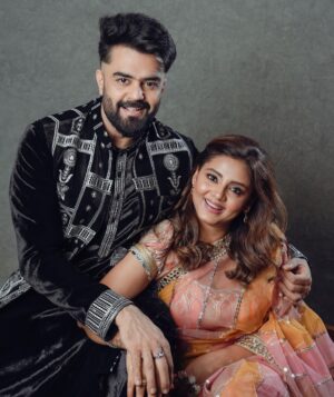 Maniesh Paul Instagram - Happy Diwali🪔♥️
Wearing @bharat_reshma 
Pic @montypanesarphotography 
#mp #diwali #home #blessed #love #gratitude