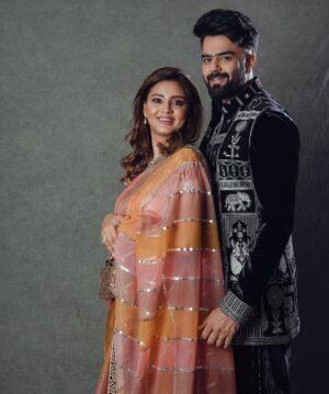 Maniesh Paul Instagram - Happy Diwali🪔♥️
Wearing @bharat_reshma 
Pic @montypanesarphotography 
#mp #diwali #home #blessed #love #gratitude