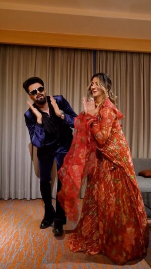 Maniesh Paul Instagram - We don’t crib when the show starts late, we dance it away!!! 😂💃🏽 WE’RE BACK! 

🕺🏾 @manieshpaul 
🎥 @montypanesarphotography 
🎶 @shubhworldwide King Sh!t 
👗 @bibildn 
💎 @reddotjewels 
💄 @serial_blender
