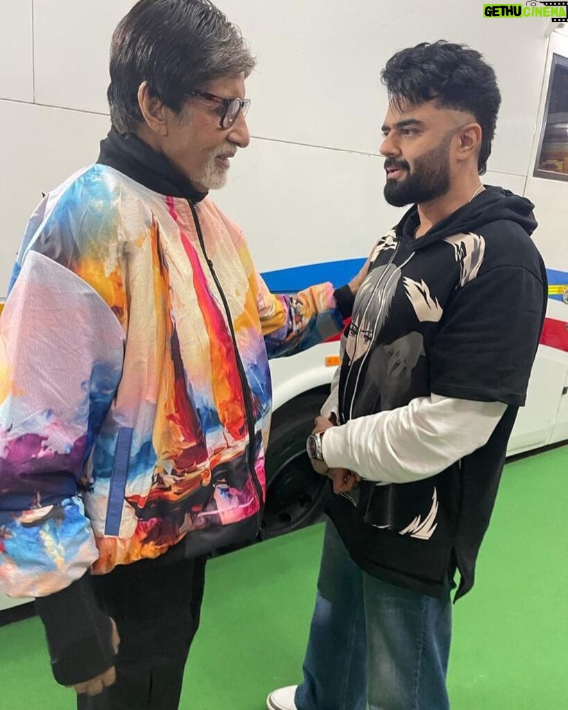 Maniesh Paul Instagram - My love and affection for him is universally known, he is one of the main reasons I am where I am today. For years now a ritual that I have been following is that my Diwali festivities always start with the love and blessings of the one and only one @amitabhbachchan sir Every moment spent with him is always memorable. My Diwali begins .. Happy Diwali #mp #fanboy #sir #bachchan #diwali #gratitude #blessings Much Love to you Sir!