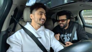 Maniesh Paul Instagram - Toh main phir se aagaya hoon ek aur "Long Drive With Faisu" episode ke saath, aur aaj jo mere saath gaadi mein hai, usne Bollywood mein apne personality se sabko hasaaya hai! Aur aaj bhi woh entertainment aur comic timing ka king hai! @maineshpaul , but aapko pata hai unki story? Toh phir chalo, ek long drive pe, jahan hoga ek not so perfect conversation aur bahut saari masti.

@wearduds