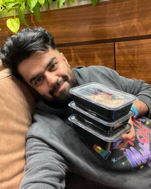 Maniesh Paul Instagram - Off to a long shoot schedule to London. Long flights become a problem as far as food is concerned. I would eat whatever was available, actually it was an excuse!

Saw @hrithikroshan post how he carries his meals and got inspired. I did the same and trust me, it feels so good!

Didn't cheat on the meals... feeling happy and now I will get to the gym soon without any guilt feeling!

To stay healthy and fit, I choose this!
What do you choose?
#mp #healthy #fitness #blessed #hardwork #focus