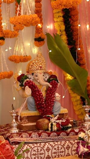 Maniesh Paul Instagram - And he blessed us by coming to our house for the 15th year in a row!!GANPATI BAPPA MORYA🙏🏼🙏🏼
Will share the story with you guys soon how @sanyuktap and I decided to celebrate this day and how we decided to go eco friendly with the visarjan!(for last 15 years)…coming soon 
#mp #bappa #god #blessed #gratitude #darshan #ecofriendly