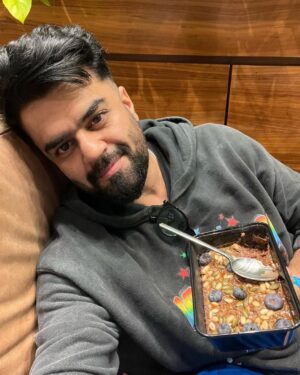 Maniesh Paul Instagram - Off to a long shoot schedule to London. Long flights become a problem as far as food is concerned. I would eat whatever was available, actually it was an excuse!

Saw @hrithikroshan post how he carries his meals and got inspired. I did the same and trust me, it feels so good!

Didn't cheat on the meals... feeling happy and now I will get to the gym soon without any guilt feeling!

To stay healthy and fit, I choose this!
What do you choose?
#mp #healthy #fitness #blessed #hardwork #focus