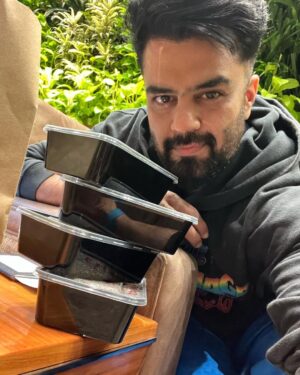 Maniesh Paul Instagram - Off to a long shoot schedule to London. Long flights become a problem as far as food is concerned. I would eat whatever was available, actually it was an excuse!

Saw @hrithikroshan post how he carries his meals and got inspired. I did the same and trust me, it feels so good!

Didn't cheat on the meals... feeling happy and now I will get to the gym soon without any guilt feeling!

To stay healthy and fit, I choose this!
What do you choose?
#mp #healthy #fitness #blessed #hardwork #focus