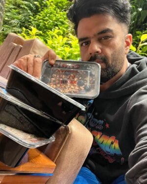 Maniesh Paul Instagram - Off to a long shoot schedule to London. Long flights become a problem as far as food is concerned. I would eat whatever was available, actually it was an excuse!

Saw @hrithikroshan post how he carries his meals and got inspired. I did the same and trust me, it feels so good!

Didn't cheat on the meals... feeling happy and now I will get to the gym soon without any guilt feeling!

To stay healthy and fit, I choose this!
What do you choose?
#mp #healthy #fitness #blessed #hardwork #focus