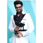 Maniesh Paul Instagram - Won the MOST STYLISH OTT DEBUT AWARD FOR #RAFUCHAKKAR at the #lokmatmoststylishawards…Thank you @lokmat for the honour…thank you @rishidarda for a wonderful night… Wearing @bharat_reshma Pic @shrutitejwaniphotography #mp #awards #gratitude #blessed #hardwork