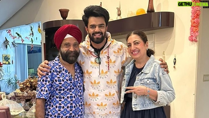 Maniesh Paul Instagram - Wish you a very happy birthday simi aunty @gbny Stay as stylish and awesome always🤗🤗we love you#mp #family #us #newyork #blessed