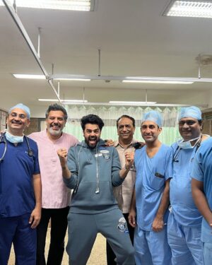 Maniesh Paul Instagram - I had always read and heard that doctors were the hands of god, but this time around, I witnessed it…
my mother had to urgently undergo a heart surgery. 
As a layman, I was confused and stressed, but thanks to Dr.Gautam @drgautambhansali1 at the Bombay Hospital @bombay_hospital who came to my rescue and set it all up for me in no time.
In a day, all was arranged.
Mom underwent the surgery (I’ll spare you the details😁) and she is home in 3 days…
It’s nothing short of a miracle! 
My gratitude to the team of doctors…Dr. Rao @dr_ravindersinghrao_tavr  and Dr. Kalmath for making sure the surgery went well, to the entire staff at the Bombay hospital for being soooo amazing and warm to us, especially to mummy.
Above all, thank you again, Dr. Gautam for making sure everything went off well and smoothly and I took back a happier & healthier mother!
