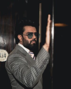 Maniesh Paul Instagram - Koi rokk ke dakhaave…jatt ne ni rukna!!
Suit @bharat_reshma 
Pic @montypanesarphotography 
Shoes @brunexbareskin 
#mp #shoes #suit #style #me #fashion #life #blessed #gratitude