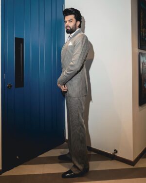Maniesh Paul Instagram - Koi rokk ke dakhaave…jatt ne ni rukna!!
Suit @bharat_reshma 
Pic @montypanesarphotography 
Shoes @brunexbareskin 
#mp #shoes #suit #style #me #fashion #life #blessed #gratitude