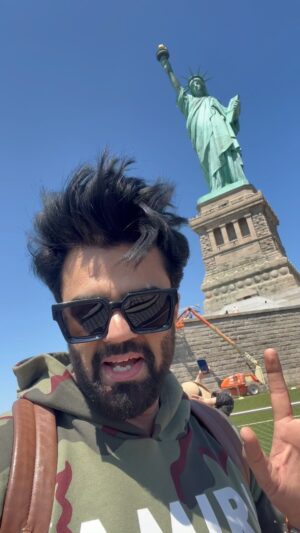 Maniesh Paul Instagram - Jatt da truck in New York!!!!oye punjabi aa gaye New York oye!!!! ITS A #throwback video….main mumbai mein hoon hahaha#mp #newyork #fun #mood #mode #proudpunjabi #indian #statueofliberty