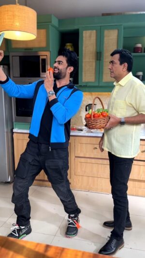 Maniesh Paul Instagram - Who do you think is a bigger star now, Mai, @manieshpaul ya TAMATAR 😂

#SanjeevKapoor #ManieshPaul #Tomato #tomatoes #tomatoprice #tamatar