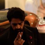 Maniesh Paul Instagram - Smoking is injurious to health!!! Has AJAY CHAUHAN got the memo?😜 Thanks for all the love guys to #rafuchakkar @ritams18 @gseamsak @tejkarran @kartiknishandar @arjunsbaran @officialjiocinema #webseries #thriller