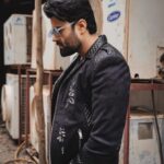 Maniesh Paul Instagram - The only thing that looks good on me…now you decide😎 Jacket @bharat_reshma Pic @montypanesarphotography #mp #look #jacket