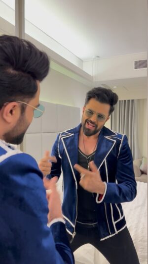 Maniesh Paul Instagram - ISSSSMART TOH MAIN HOON!!!with IISSMART HAIRIISSTYLE!🤣