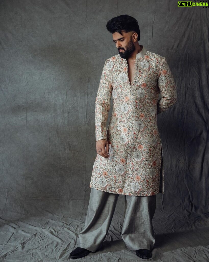 Maniesh Paul Instagram - Jatt kadd deinda vatt!! #mp #mood #mode #vatt Wearing @bharat_reshma Shoes @faccefeliciofficial Shot @montypanesarphotography