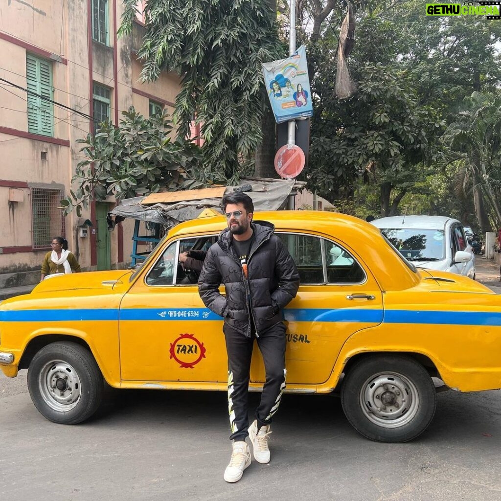 Maniesh Paul Instagram - KOLKATA-ing…city I love…kuch alag kamaal ki baat hai is seher mein…@sanyuktap miss you!im in your city!#mp #kolkata