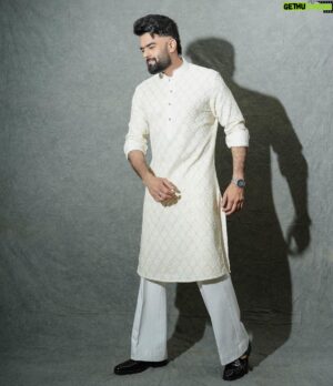 Maniesh Paul Instagram - Love ya Love ya love ya…
@diljitdosanjh paaji kamaal gaanaa🔥
Wearing @bharat_reshma 
Shoes
Pic @montypanesarphotography 
Shoes @faccefeliciofficial 
Glasses @turakhiaoptics 
#mp #trend #mood