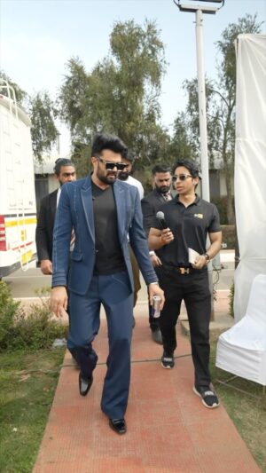 Maniesh Paul Instagram - Casual day at work!!
Wearing @bharat_reshma 
Shoes @brunexbareskin 
#mp #trend #style #mood #mode #work