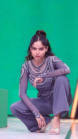 Manisha Rani Instagram - Too late for this trend🫣

Lekin Aaj Kal Reels banane ka tym hi nhi hai😢😎

#1piece#manisharani#manishasquad❤️