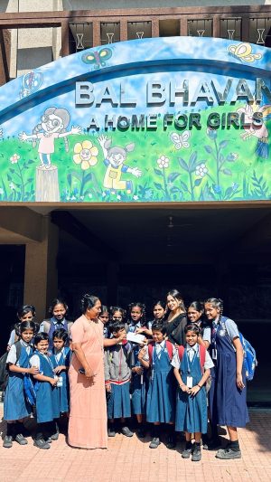 Manisha Rani Instagram - The best gift one can give is the gift of education and I did the same celebrating my 11 million followers by sponsoring these lovely girls education.

M blessed to do this ❤️

Thanku  Everyone . 
Specially Thanks to my each follower for making 11 million followers.

App logo ne mujhe Iss Kabil banaya ki mai dusro k liye kuch  kar saku!👏

Love uh Everyone..!