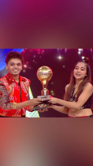 Manisha Rani Instagram - Ye sirf Meri nahi yeh Hamari Jeet hai🏆

I want to dedicate this trophy to all my fans ,Friends & family who are always there for me .,App logo ne mere liye bahut  mehnat ki hai ,App logo k pyar aur support k bina ye possible nhi hota 🥹

And m super happy for all of us & specially for my choreographer @ashutosh_1505 you r the best Aashu🤗

And dil se wanna thanks @vichare_sonal_official Apke bina ye journey possible nhi tha ,bht kuch Sikhaya apne💋

And want to thanks all my judges for all the appreciation 
@malaikaaroraofficial @farahkhankunder @arshad_warsi ❤️
App log bht achche ho💕

Thanks to my lovely anchor @rithvikk_dhanjani  @gauaharkhan  for all ur love❤️
App logo ne bht pyar diya mujhe 🤗

And lastly want to thanks @sonytvofficial from the bottom of my heart ❤️Mujhe JDJ mei bht jyada Respect aur pyar Mila hai ,
Thanku for Everything 🥹👏🥹