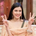 Mannara Instagram - Best caption will be pinned 📌 Styled by @mitalihandaofficial Gold-Kundan earrings @bmbjewelsofficial #BB #bb17 #mannarachopra #biggboss17 #biggboss #manara #newpic #explorepage✨ #mannara #mondaymood #wkv #weekendkavaar