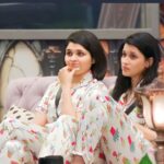 Mannara Instagram - This song is for my dear sister @mitalihandaofficial 💖 #BB #bb17 #mannarachopra #biggboss17 #biggboss #twinning #newpic #explorepage✨ #mannara