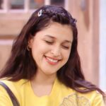 Mannara Instagram - Kaisi lag rahi hoon main? #BB #BB17 #MannaraChopra #yellowaestethic #MannaraIsTheBoss #Colors #BiggBoss17 #BiggBoss #IgDaily #sundayvibes #explorefashion #Mannara