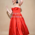Mannara Instagram - Merry Christmas ⛄🎁🎄❤️ Styled by @rimadidthat Video @akashbhingare13 Muah @makeoverbysejalthakkar Gown @riddhijainlabel Earrings @goldenbyree #mannarachopra #newreel #festivalfashion #jinglebells #christmas #xmas #merrychristmas #biggboss #bb #bb17 #biggboss17