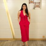 Mannara Instagram - Hey there 👋 Styled by @style_by_sujatarajain #mannarachopra #mannara #newpic #igpost India