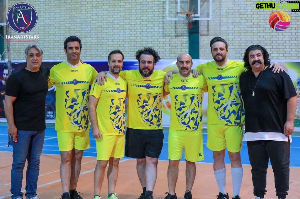 Manouchehr Hadi Instagram - تیم فوتبال هنرمندان اینبار در والیبال ممنون از هومن عزیز که این دورهمی جذاب ورزشی رو فراهم کرد.