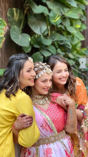 Mansi Srivastava Instagram - How we love being a Woman and how we love TWIRLS ❤️💃

Twirling with the bride @nehalaxmi_ 💖😇
