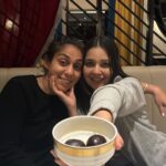Mansi Srivastava Instagram - With my BalamJalams 🤪 Last night cracking up on @bakshi_jasmine ‘s weird humor was crazy , after ages meri aankhon se haste hastey aansu aaye 🥹 Reminded me of my school days with her 🐶 what a gem 💎 High on sugar at @musaafer.india 🦋
