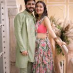 Mansi Srivastava Instagram - Twinning in colours and emotions 💚 #mehendi Wearing beautiful designs on both of us by @isshrabyishwari 🤍 #jewellery @jewellery_by_rutzz