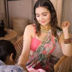Mansi Srivastava Instagram - Twinning in colours and emotions 💚 #mehendi Wearing beautiful designs on both of us by @isshrabyishwari 🤍 #jewellery @jewellery_by_rutzz