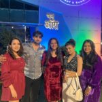 Mansi Srivastava Instagram – Vibes and ambiance at @oneaurarestaurantandbanquets was amazing last night because of these amazing people , some of us meeting after ages 😅 
Congratulations 
@gaurinandkumarmunavalli and u are the sweetest host ever and ofcourse @k2mediarelation for being the best in the game💜 Aura Kitchen and Bar