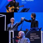 Manuel Carrasco Instagram - Qué alegría haber nacido en el sur. Amigo Uve, cuanta poesía hay en tus palabras. Gracias por acompañarme en esta noche tan especial. Mi acento es mi ADN 💚🤍💚 #Andalucia