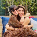 María Gabriela de Faría Instagram - ¡Es media noche en España y hay fiesta en todo el planeta! Mi hermana cumple años. Ella existe. La amo y me ama. Y mi vida, y la de tantísimos, es infinitamente más rica y más divertida porque ella existe. Tuve que haber hecho algo muy bueno para que Dios nos regalara la dicha de enamorarnos en esa fiesta salvaje donde le sangraban los pies de tanto bailar. Porque ella es así. Candela. Le gusta caminar por el medio como se goza extremos. ¡Y es que ella lo lleva todo tan bien! Eloísa Susana, mi deseo para ti ya lo vives. ¿Y lo que viene? No hace falta deseartelo porque te lo estás currando y lo estás logrando. Te amo como Buzz Lightyear. Feliz vida, hermana mía.