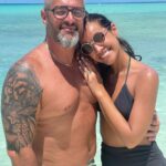 María Gabriela de Faría Instagram - Mi persona favorita cumple 50 años. Gracias por el sentido del humor. Por la ética de trabajo. Por el amor al karaoke. Por narrar las películas mientras las vemos. Por la obsesión con la playa. Por la búsqueda de la aventura. Por la responsabilidad con la familia. Por los genes guapísimos 🤣 Y un montón de cosas que heredé por la suerte de ser tu hija. Trata de no morirte, ¿si?, que nos vemos súper tiernos. Ok, love u, happy birthday, bye. @thefariatony