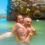 María Gabriela de Faría Instagram - Mi persona favorita cumple 50 años. Gracias por el sentido del humor. Por la ética de trabajo. Por el amor al karaoke. Por narrar las películas mientras las vemos. Por la obsesión con la playa. Por la búsqueda de la aventura. Por la responsabilidad con la familia. Por los genes guapísimos 🤣 Y un montón de cosas que heredé por la suerte de ser tu hija. Trata de no morirte, ¿si?, que nos vemos súper tiernos. Ok, love u, happy birthday, bye. @thefariatony